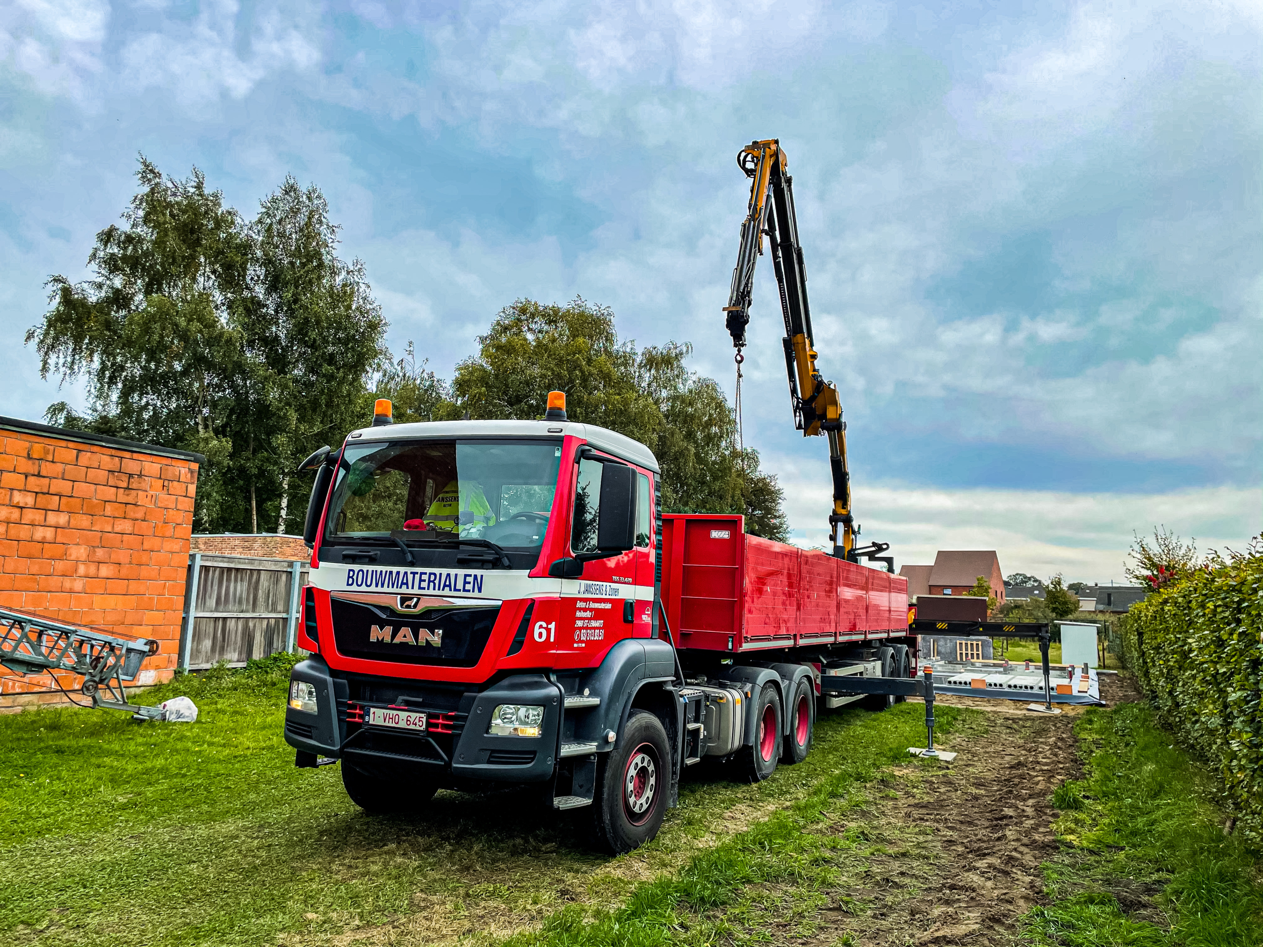 trekker met oplegger en kraan